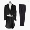 Svart frack med vit skjorta och byxor i elegant design, klassisk stil för formella tillfällen. Blacktie