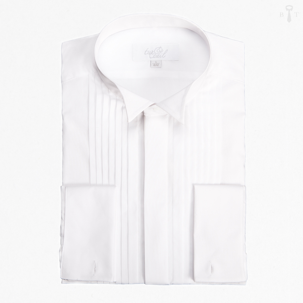 Vitt frackskjorta, vikt prydligt med eleganta veckade detaljer, perfekt för formella tillfällen. Blacktie