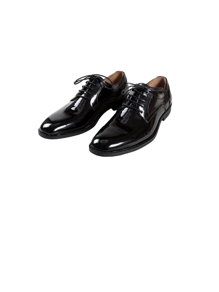 Svarta lackskor med snörning, eleganta och perfekta för formella tillfällen. Blacktie
